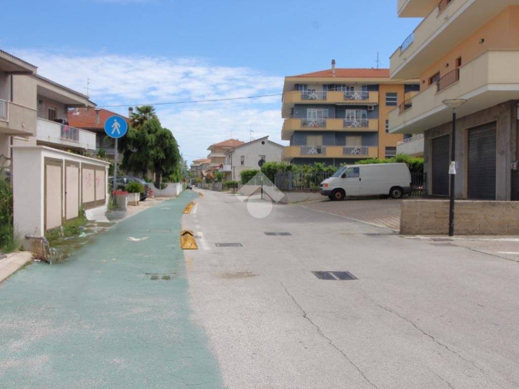 negozio in vendita a San Giovanni Teatino in zona Sambuceto