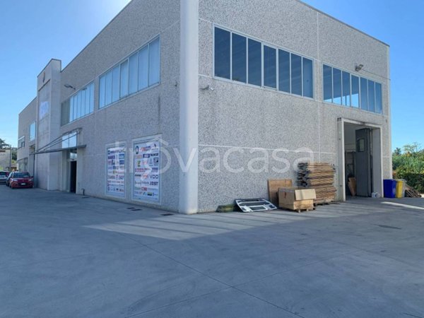 locale commerciale in vendita a San Giovanni Teatino in zona Sambuceto