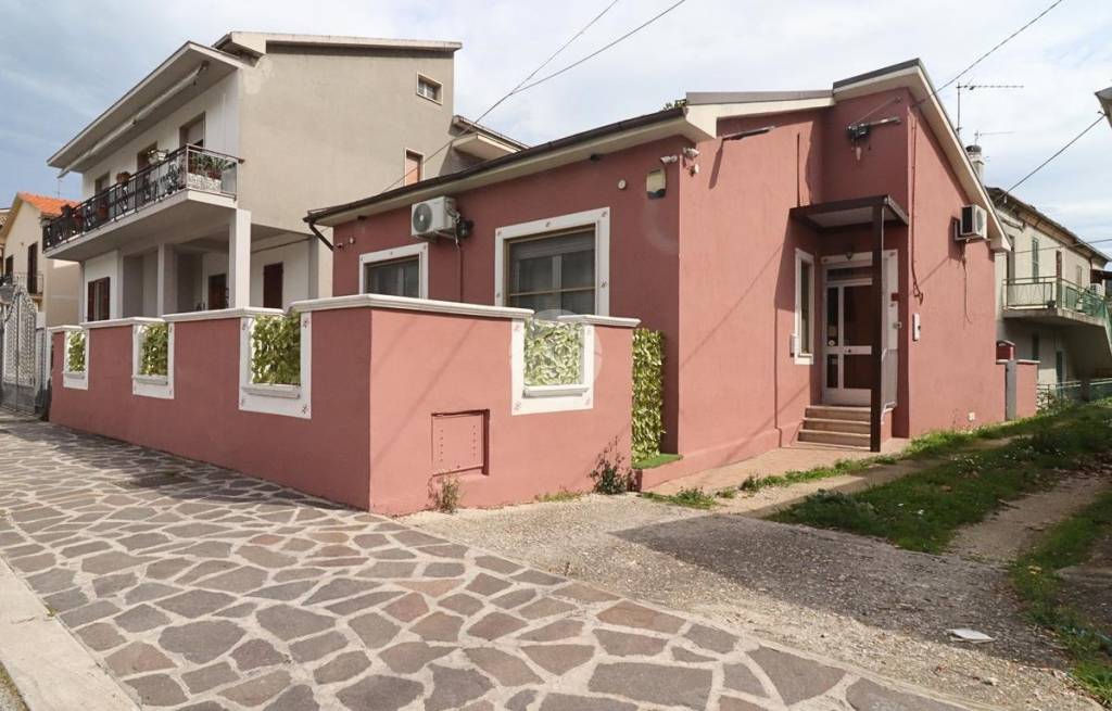 casa indipendente in vendita a San Giovanni Teatino in zona Sambuceto