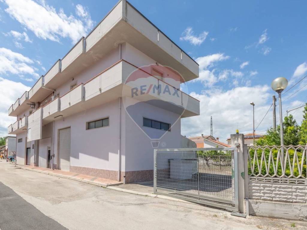 negozio in vendita a San Giovanni Teatino in zona Sambuceto