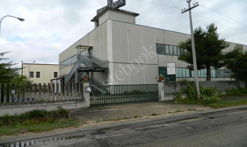 locale commerciale in vendita a San Giovanni Teatino