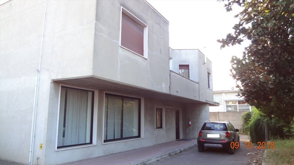 negozio in vendita a San Giovanni Teatino in zona Sambuceto