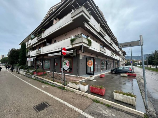 negozio in vendita a San Giovanni Teatino in zona Sambuceto
