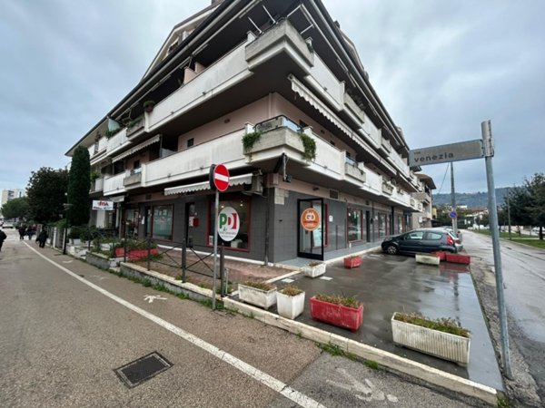 locale commerciale in vendita a San Giovanni Teatino in zona Sambuceto