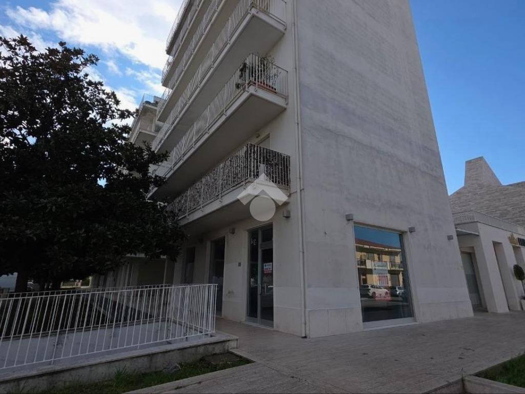 negozio in vendita a San Giovanni Teatino in zona Sambuceto