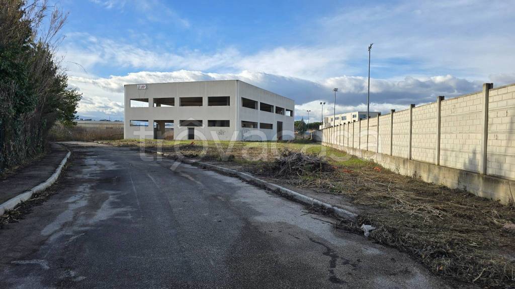 locale commerciale in vendita a San Giovanni Teatino in zona Sambuceto