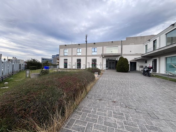 locale commerciale in vendita a San Giovanni Teatino in zona Dragonara