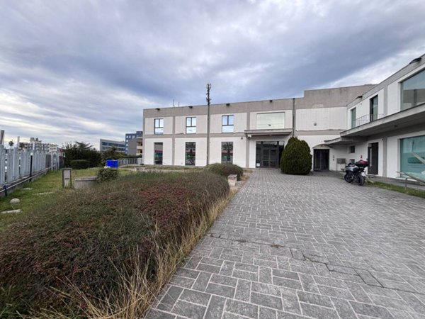 negozio in vendita a San Giovanni Teatino in zona Dragonara