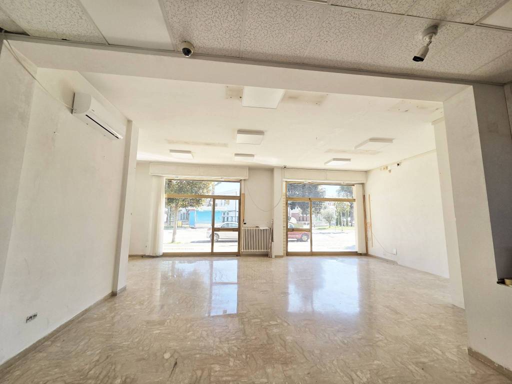 locale commerciale in vendita a San Giovanni Teatino in zona Sambuceto