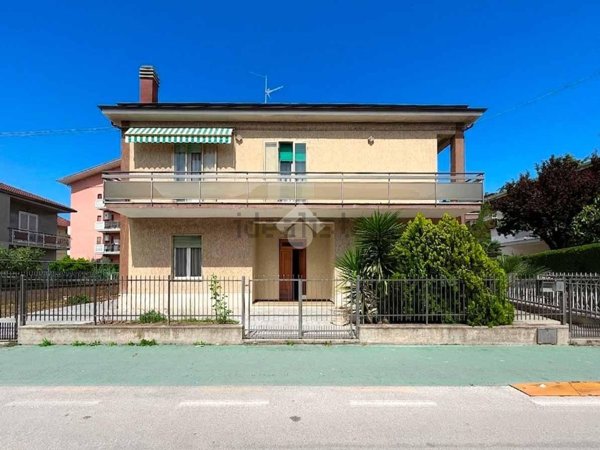 casa indipendente in vendita a San Giovanni Teatino in zona Sambuceto