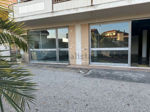 locale commerciale in vendita a San Salvo