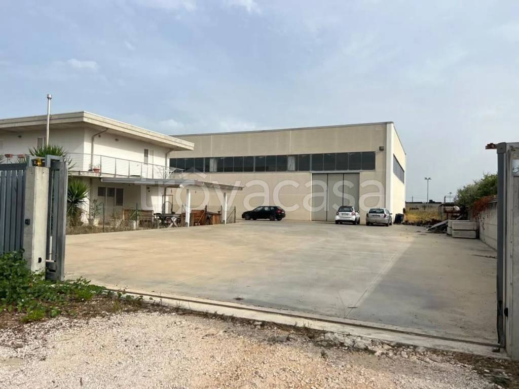 locale commerciale in vendita a San Salvo