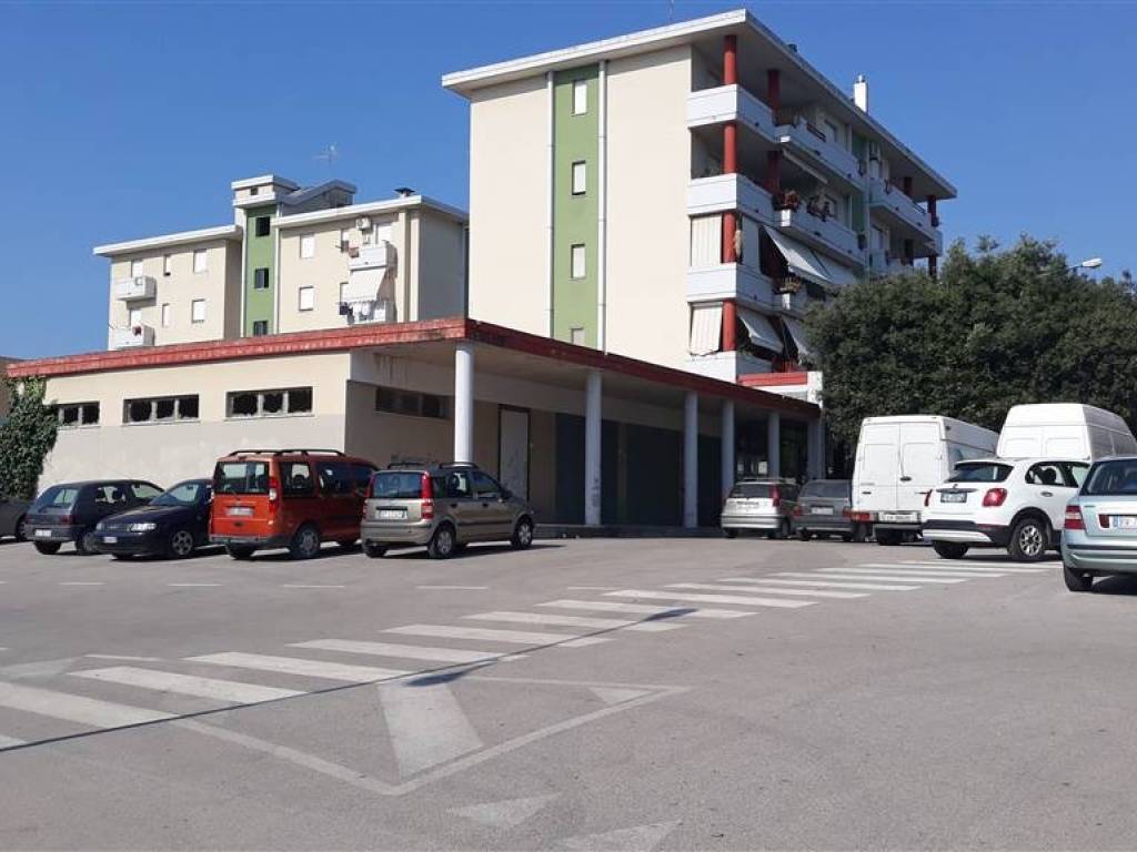 locale commerciale in vendita a San Salvo