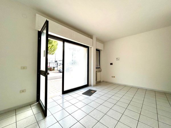 locale commerciale in vendita a Santa Maria Imbaro