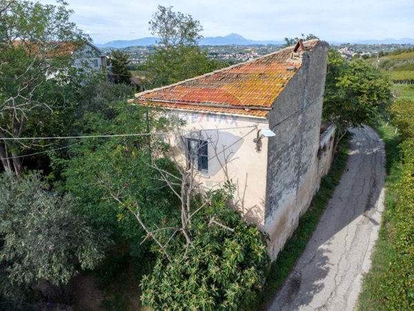 casa indipendente in vendita a Tollo