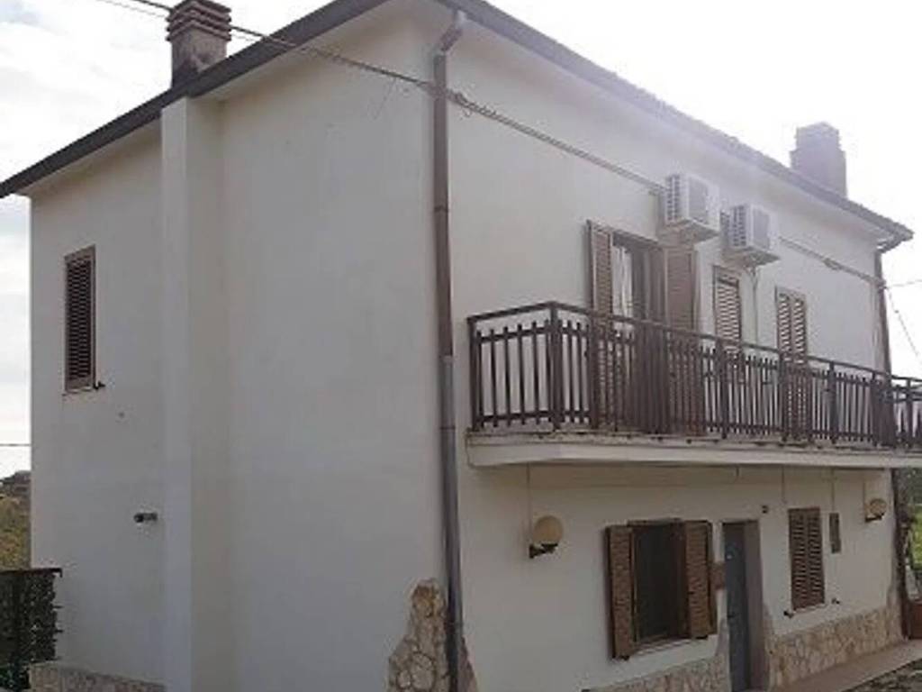 casa indipendente in vendita a Tollo