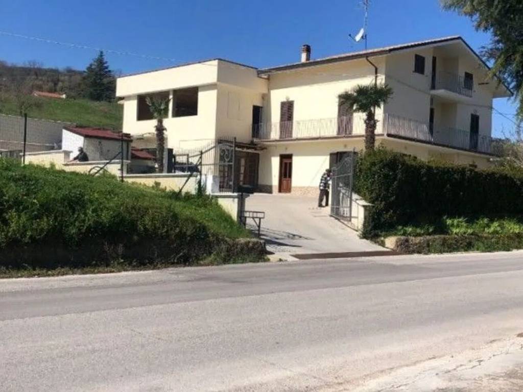 casa indipendente in vendita a Tollo