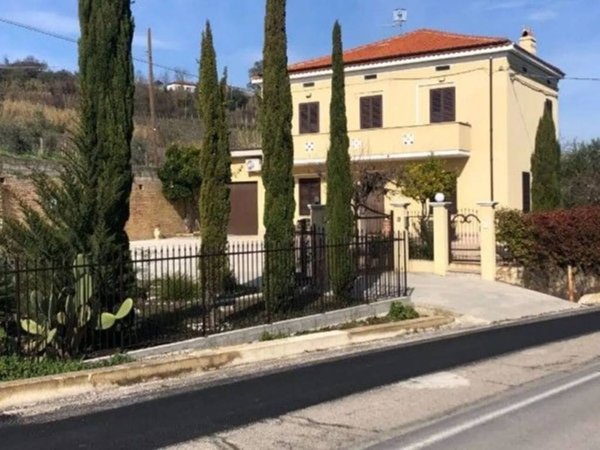 casa indipendente in vendita a Tollo
