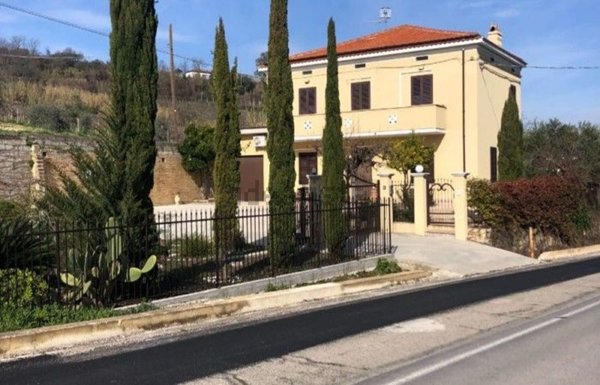 casa indipendente in vendita a Tollo