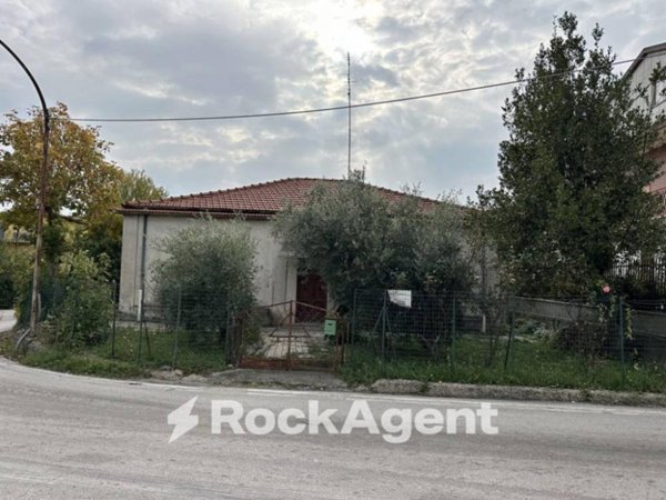 casa indipendente in vendita a Tollo