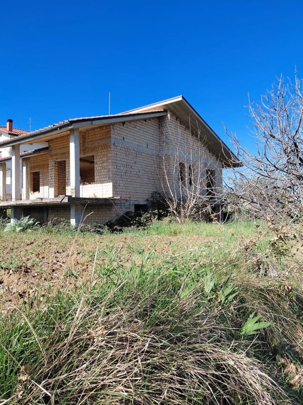 casa indipendente in vendita a Tollo