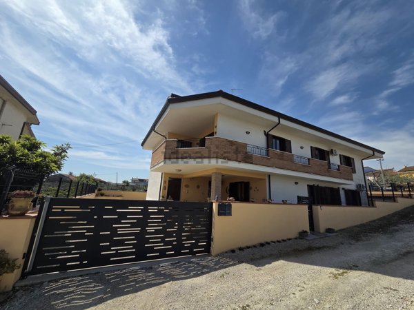 casa indipendente in vendita a Tollo