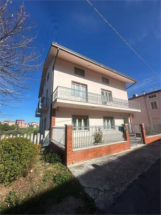 casa indipendente in vendita a Tornareccio