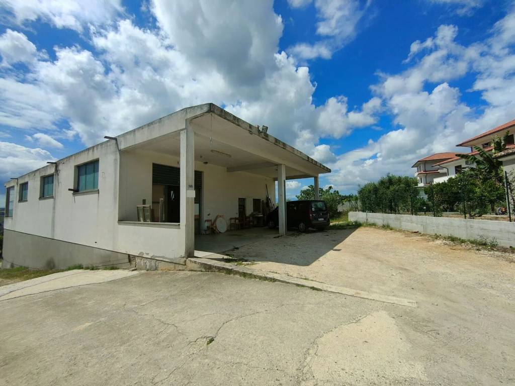 locale commerciale in vendita a Torrevecchia Teatina