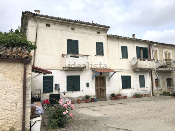 pentavano in vendita a Treglio in zona San Giorgio