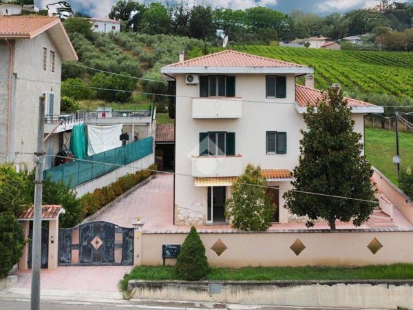 casa indipendente in vendita a Vacri