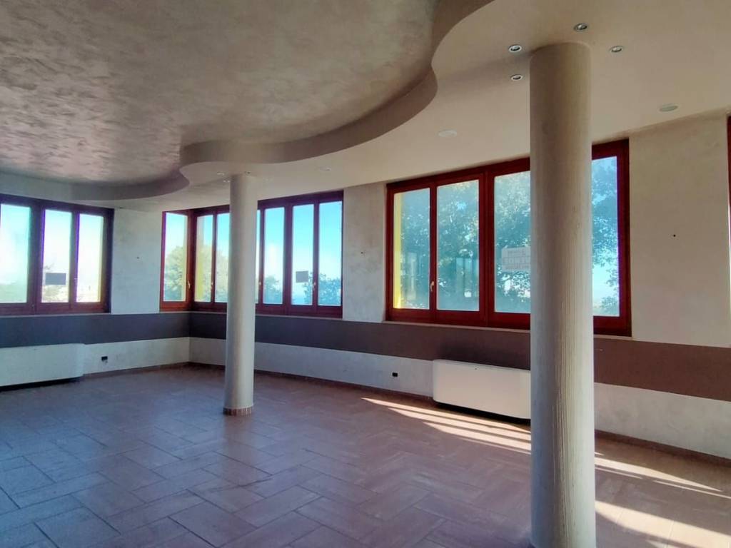 locale commerciale in vendita a Vasto