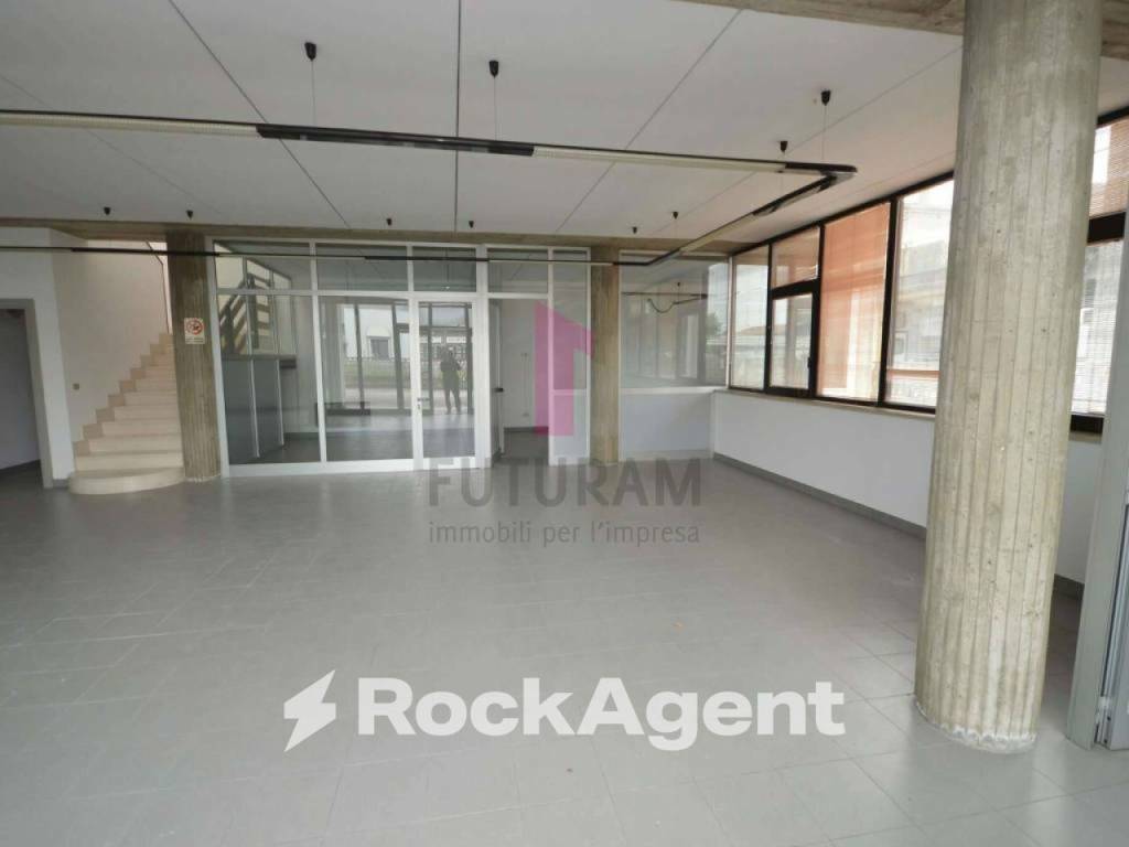 negozio in vendita a Villamagna