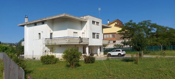 casa indipendente in vendita a Campobasso in zona Santa Maria de Foras