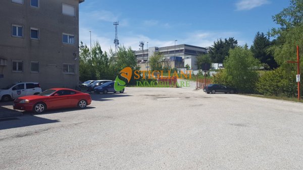 locale commerciale in vendita a Campobasso in zona Colle delle Api