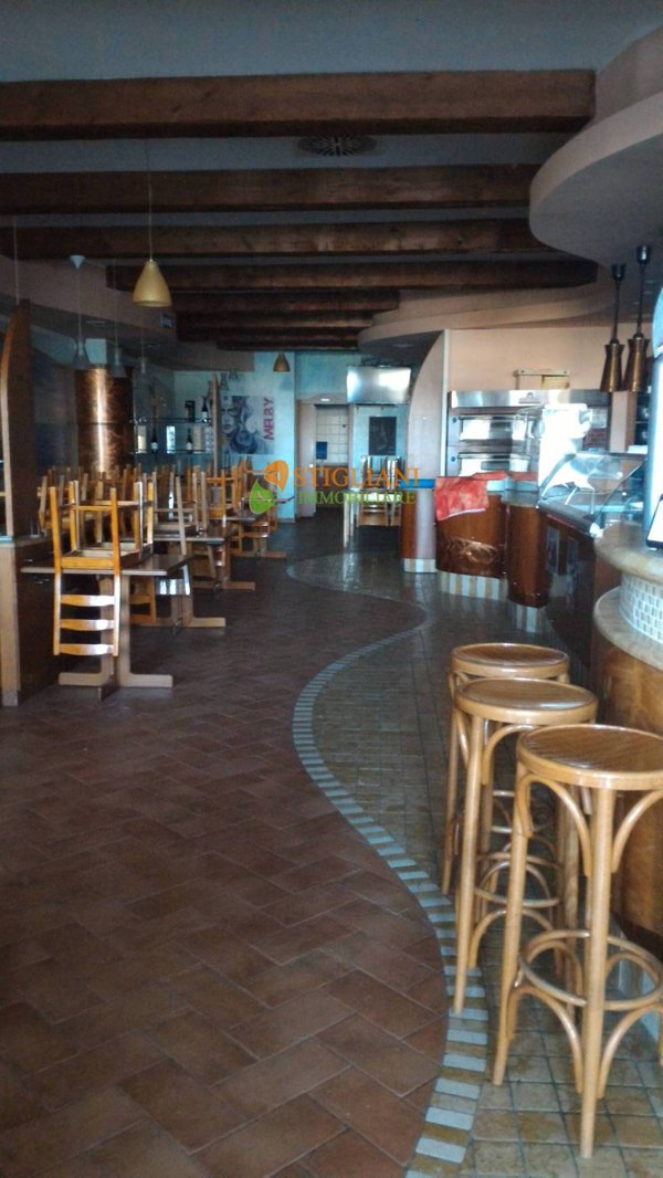 locale commerciale in vendita a Campobasso in zona Colle delle Api