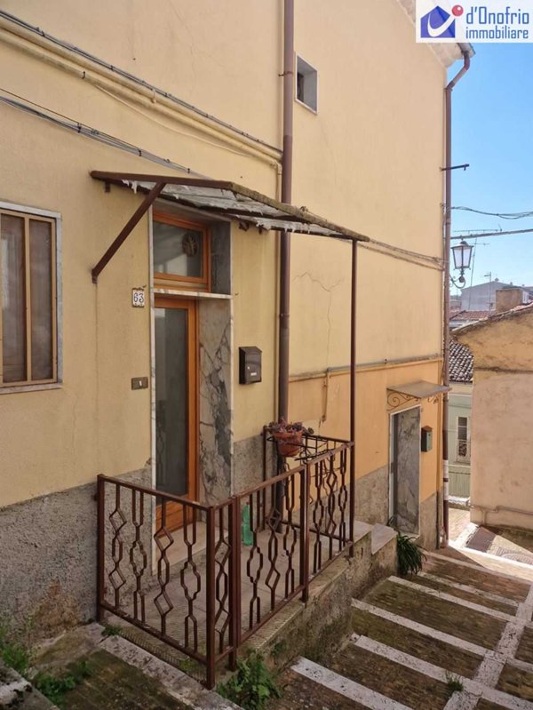 casa indipendente in vendita a Campobasso in zona Centro Città