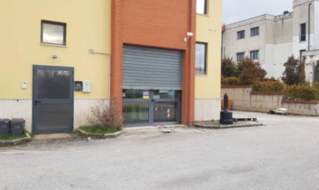 locale commerciale in vendita a Campobasso in zona Colle delle Api