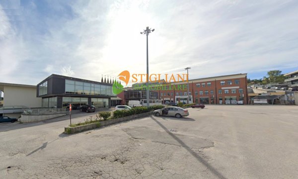 locale commerciale in vendita a Campobasso in zona Colle delle Api