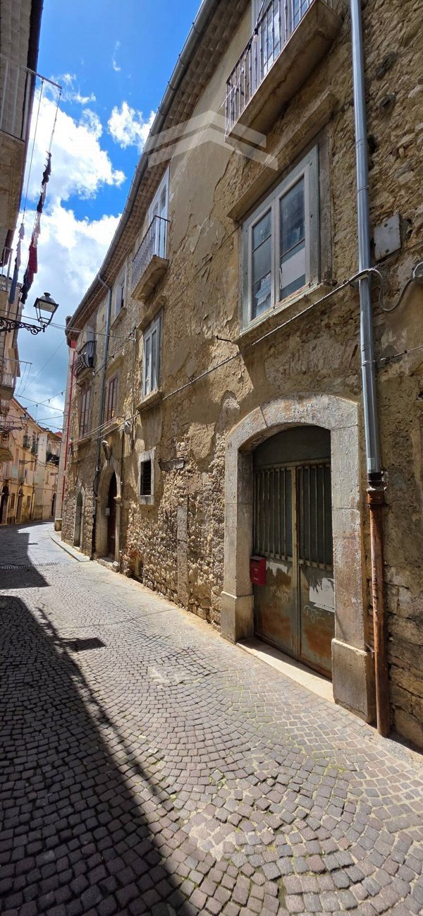 locale commerciale in vendita a Campobasso in zona Centro Città