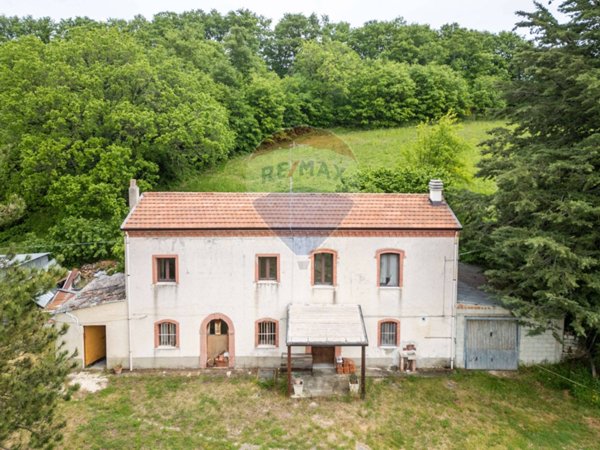 casa indipendente in vendita a Campobasso in zona Centro Città
