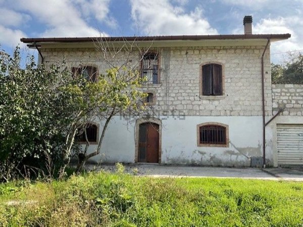 casa indipendente in vendita a Campobasso in zona Colle Longo