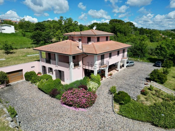 casa indipendente in vendita a Campobasso in zona Colle dell'Orso
