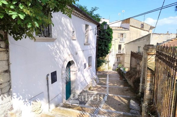 casa indipendente in vendita a Campobasso in zona Centro Città
