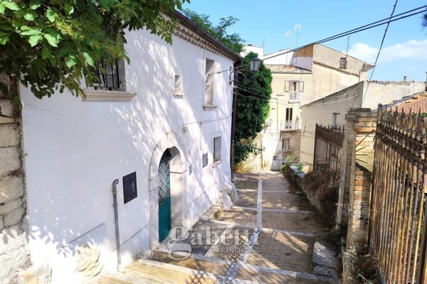 casa indipendente in vendita a Campobasso in zona Centro Città