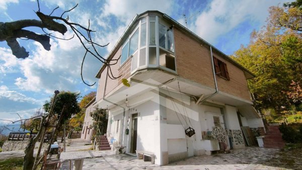 casa indipendente in vendita a Campobasso in zona Calvario