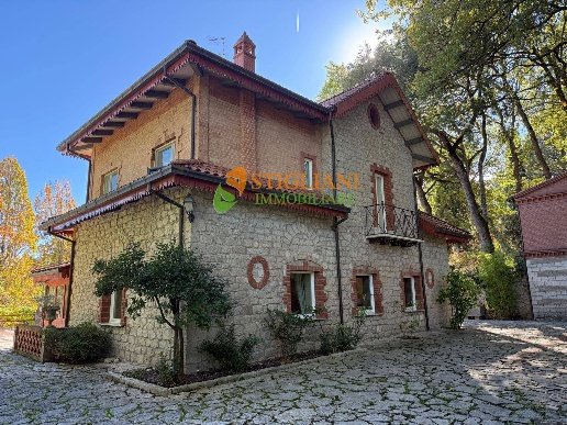 casa indipendente in vendita a Campobasso in zona Centro Città