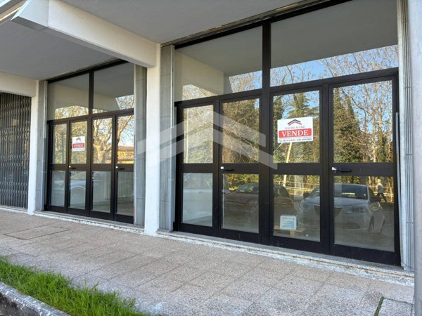 locale commerciale in vendita a Campobasso in zona Vazzieri