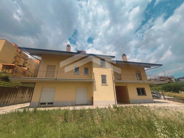 casa indipendente in vendita a Campobasso in zona Colle dell'Orso