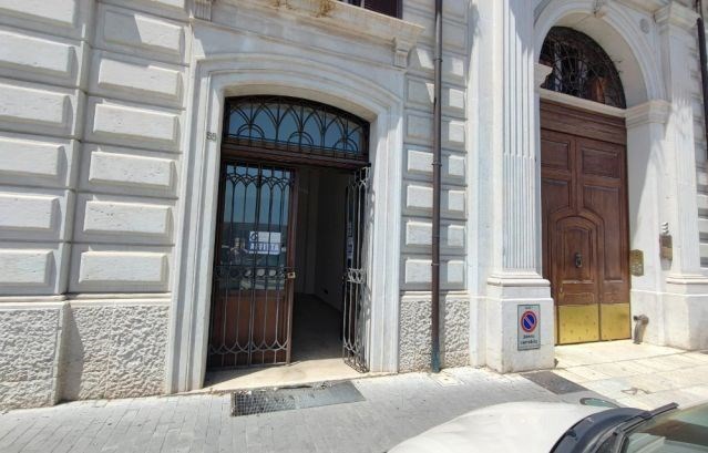 locale commerciale in vendita a Campobasso in zona Centro Città