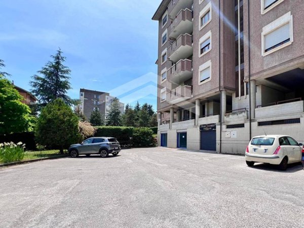 negozio in vendita a Campobasso in zona Vazzieri